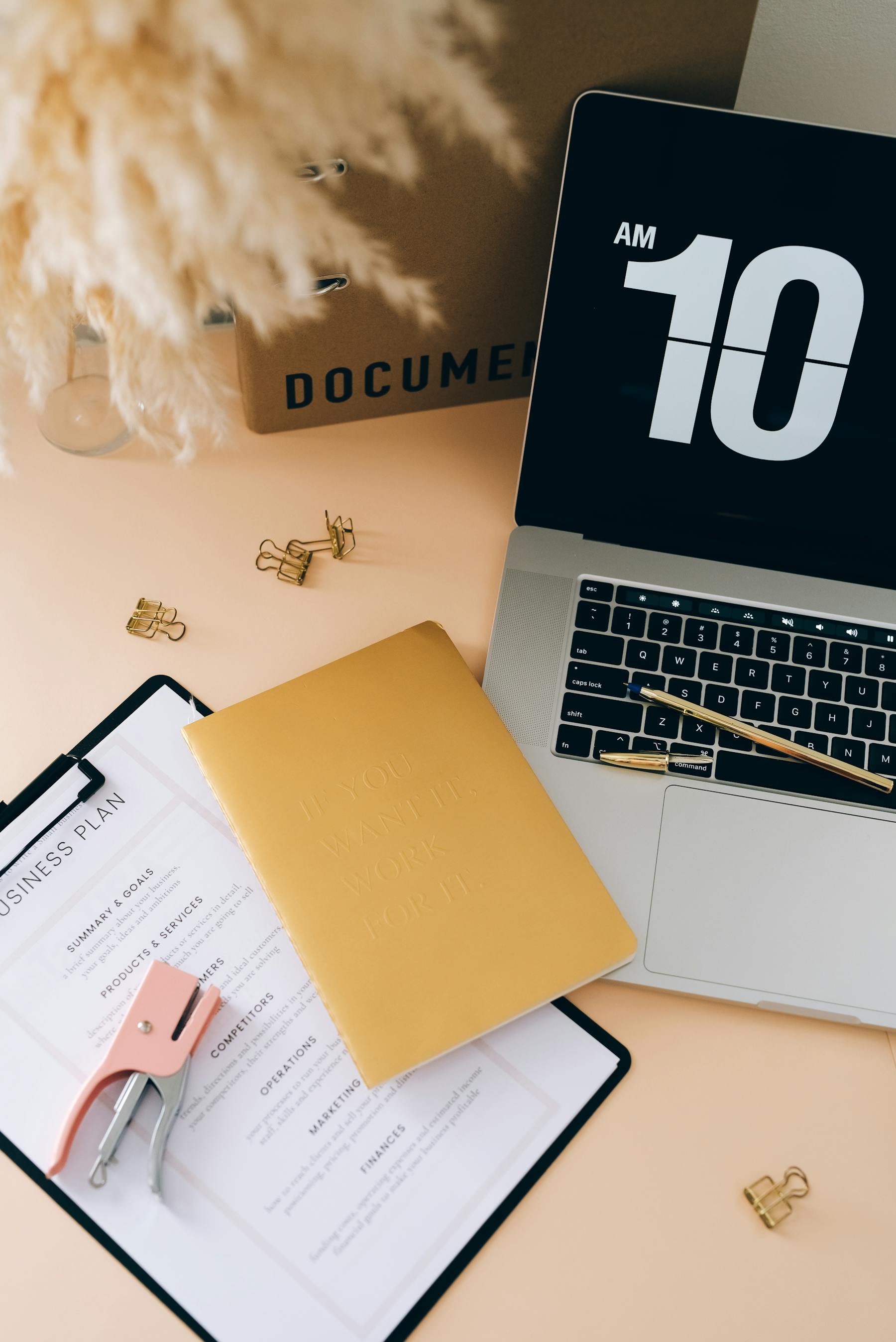 Werkplek met laptop en businessplanning voor een nieuwe website