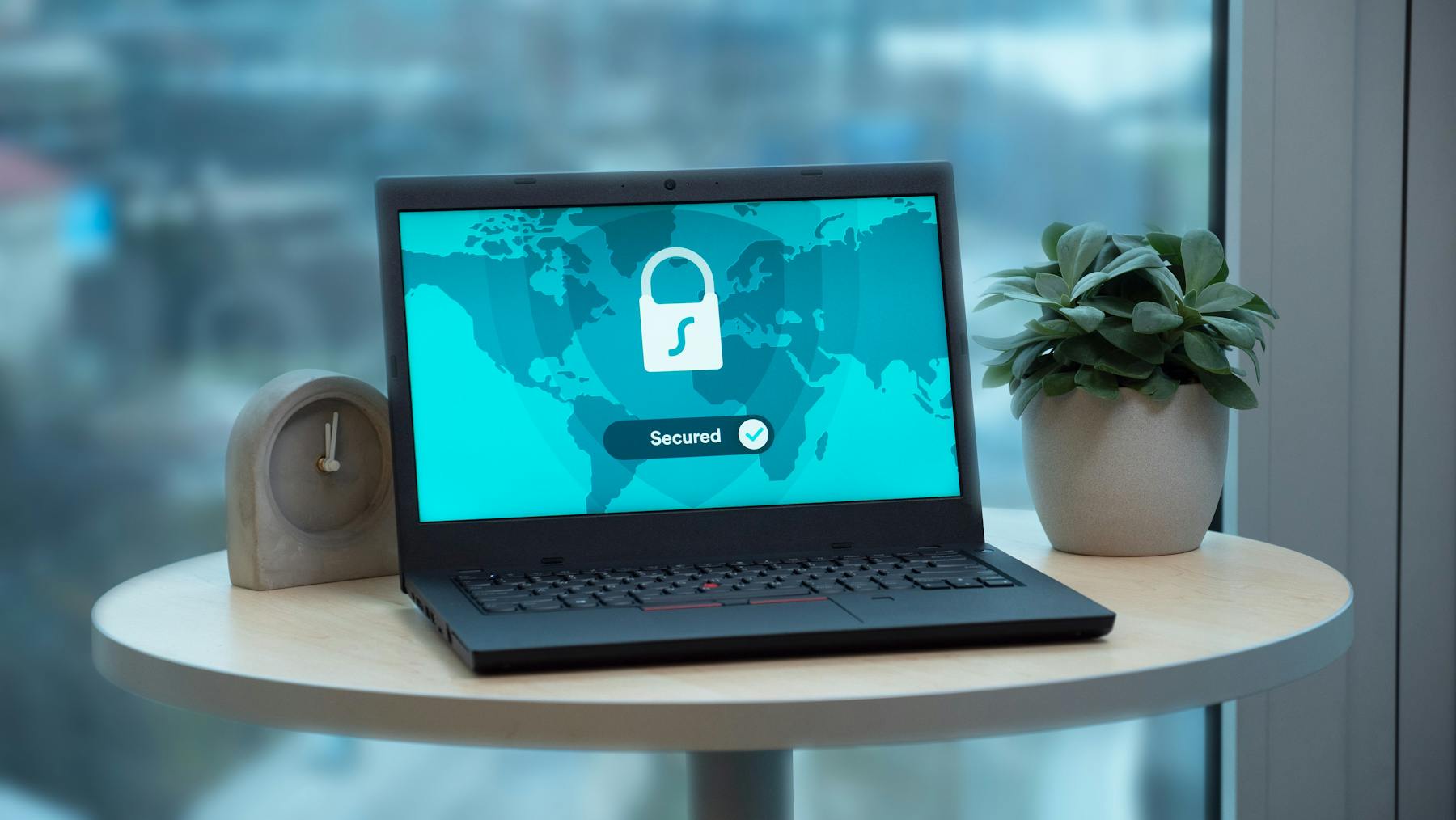 Laptop op een vergadertafel als beeld bij privacy en gegevensbescherming